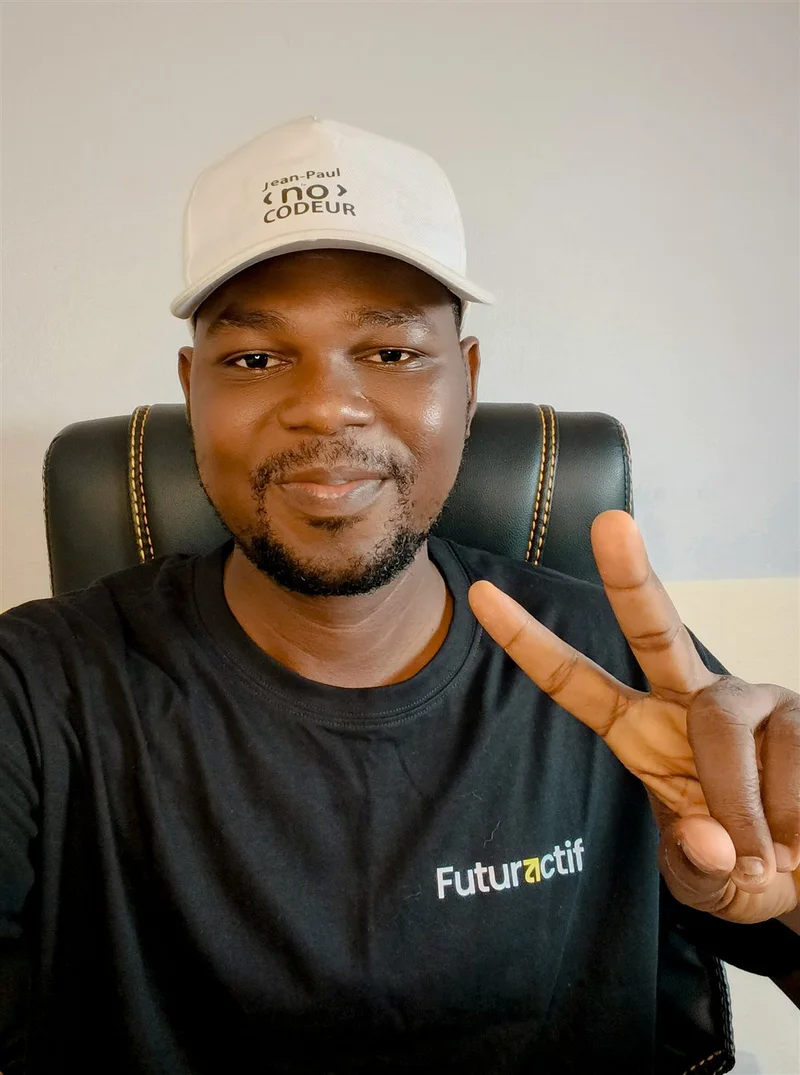 Jean-Paul, souriant, portant le t-shirt offert par un client satisfait